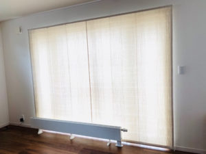 狭い部屋を広く見せる為の明るい色のカーテン