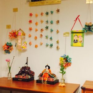 ひな祭りで作った子どもの作品とお雛様を一緒に飾っているところ