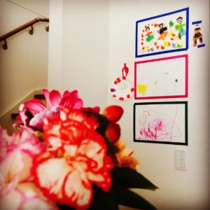 階段の壁に母の日でもらった子どもの作品を飾っている写真