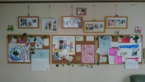 ピクチャーレールを使って壁一面を写真や子どもの写真で飾った写真